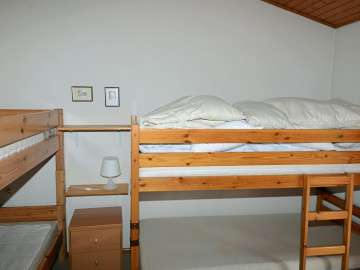 Schlafzimmer mit 2 Etagenbetten